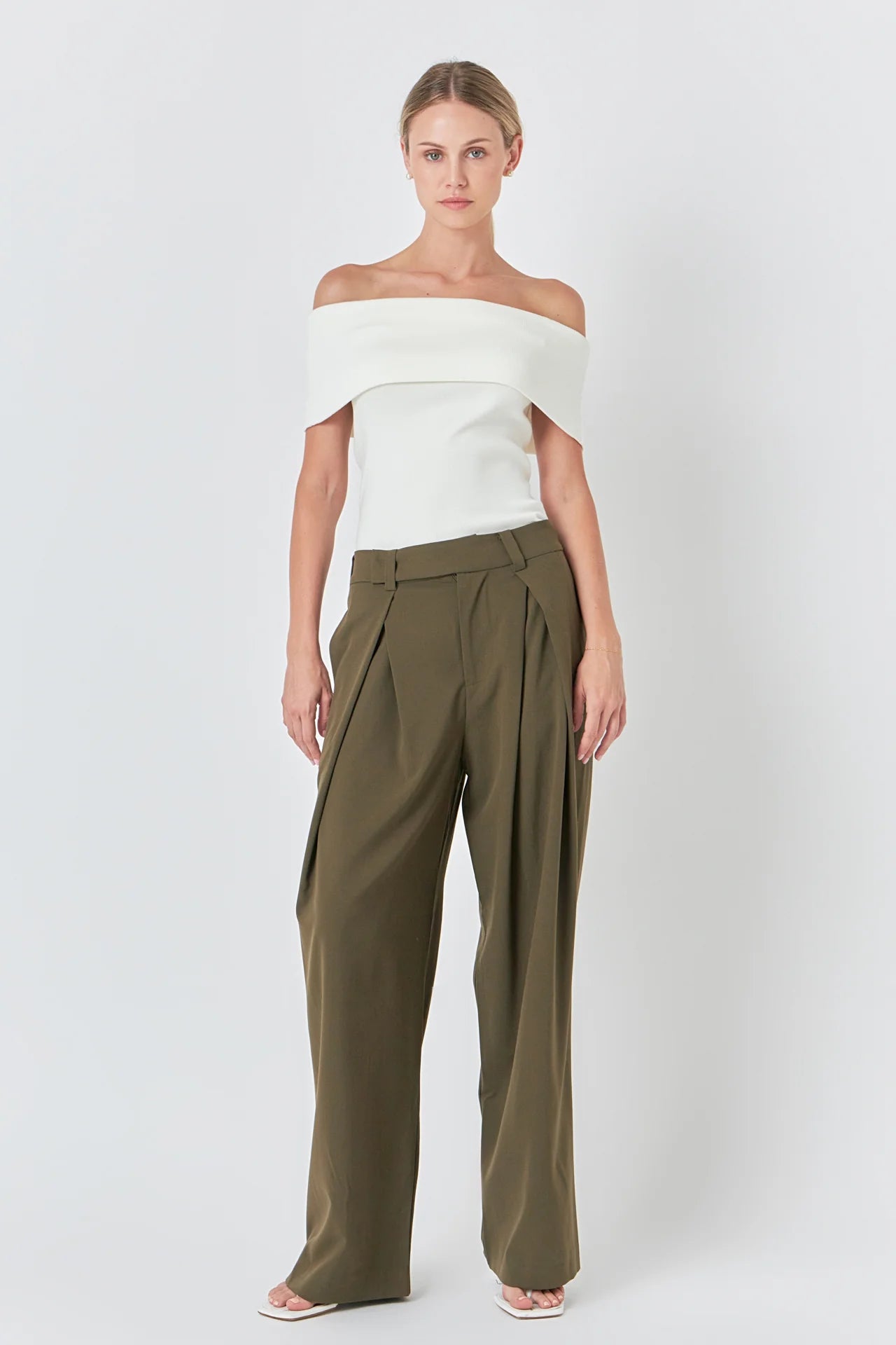 pleated wide leg olive green slacks with pockets and belt loops