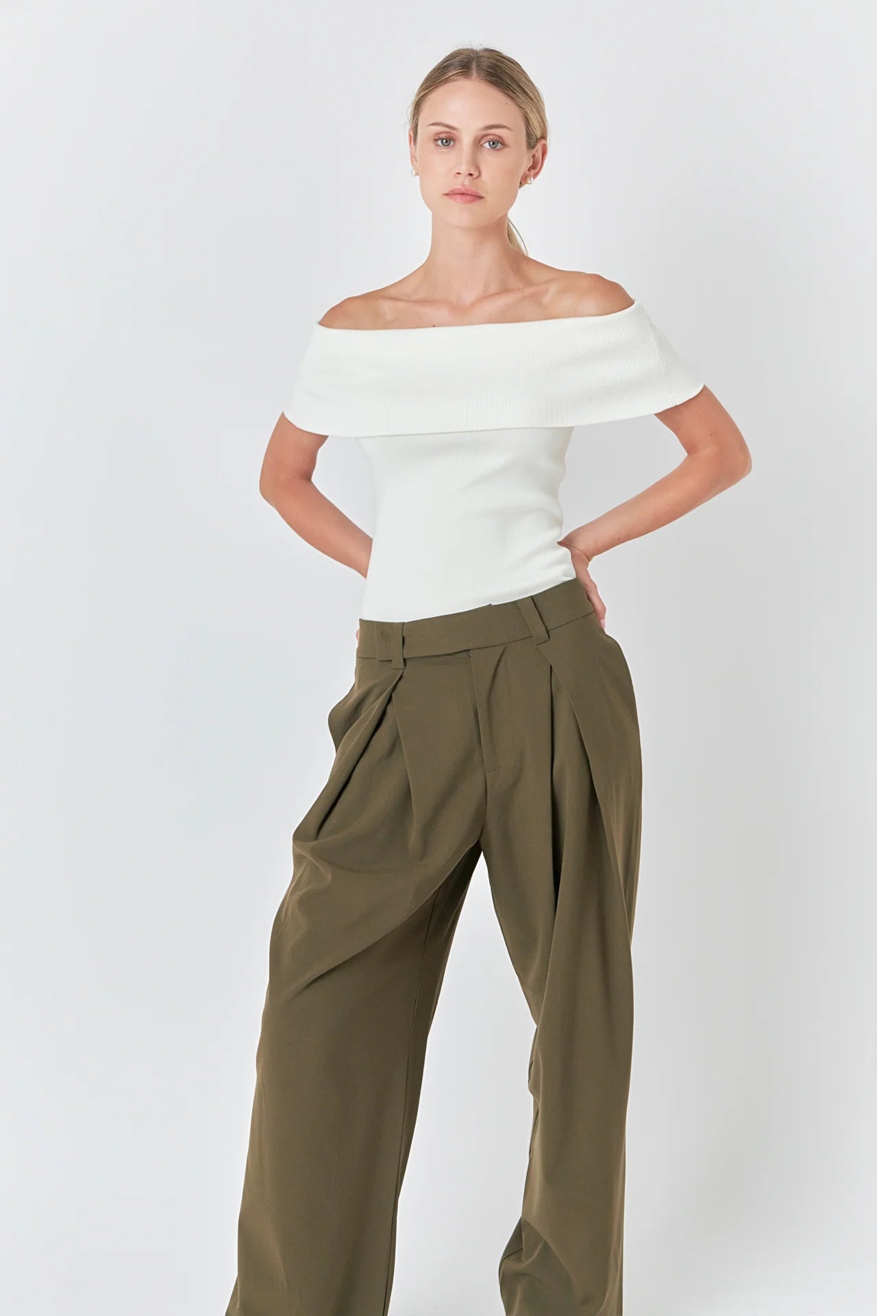 pleated wide leg olive green slacks with pockets and belt loops